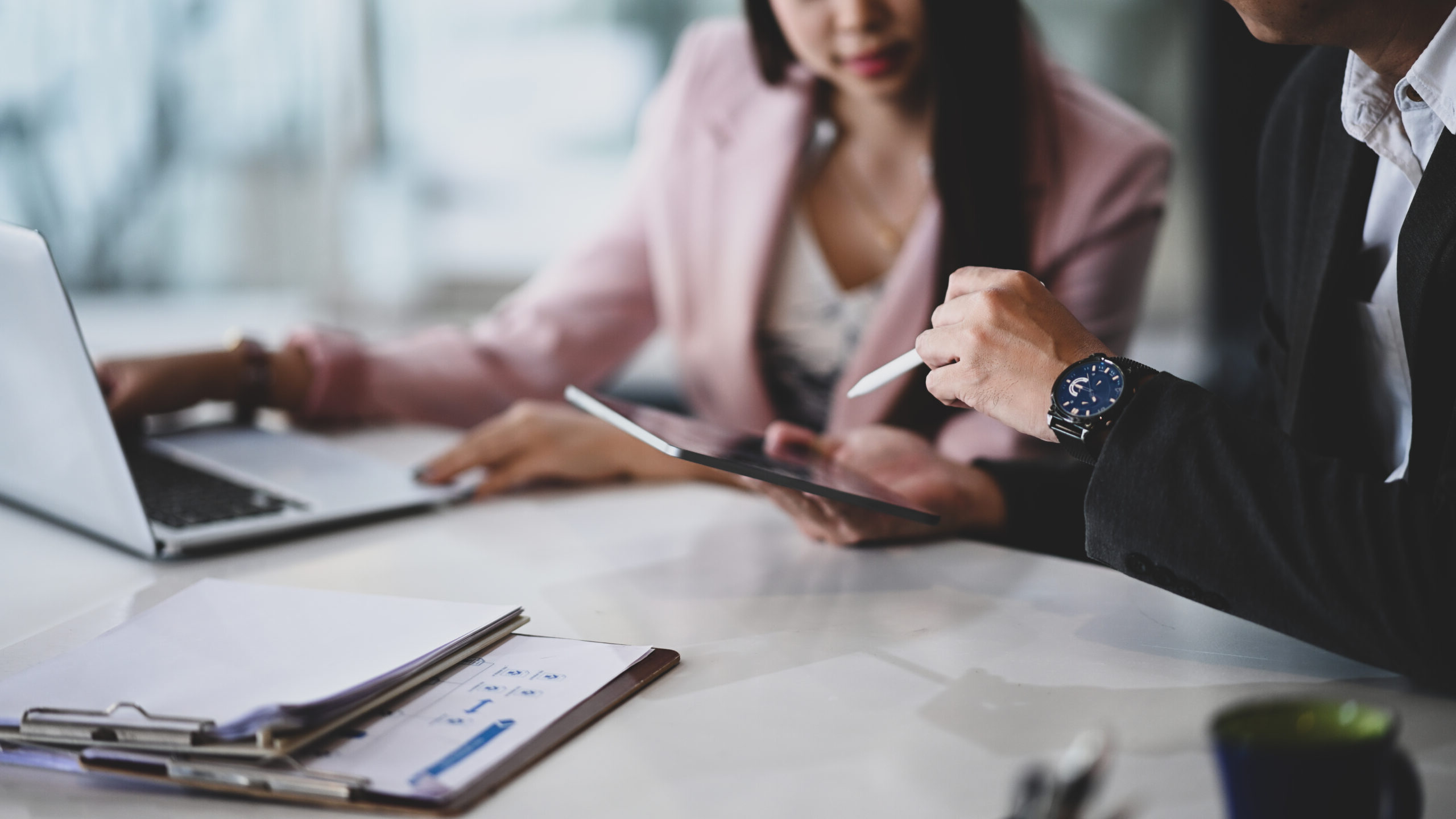 zakenmensen gebruiken een digitale tablet en maken een marketingplanning terwijl ze zitten