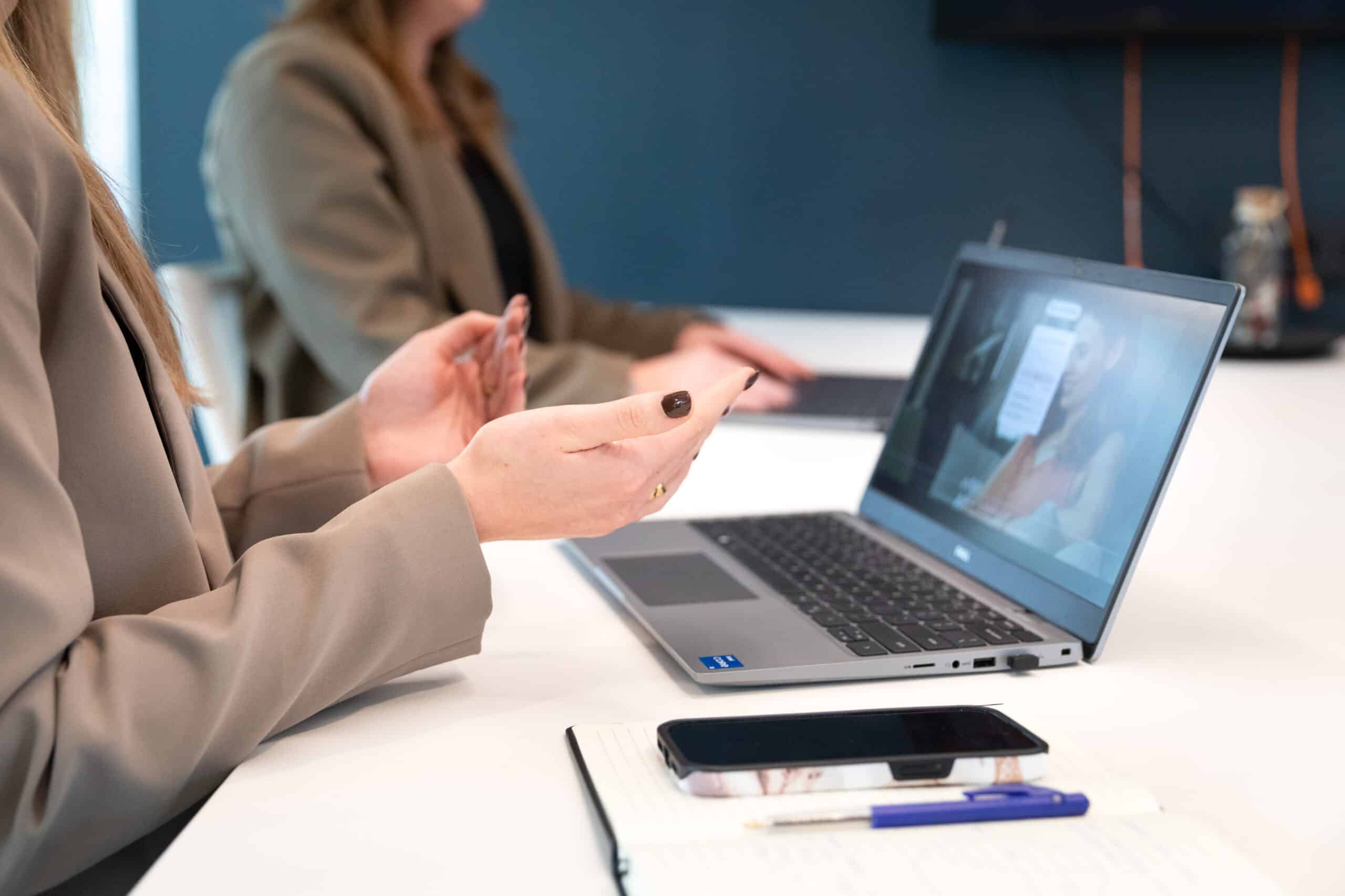 DISA medarbetare visar DISA international programvara för bakgrundskontroller på datorn