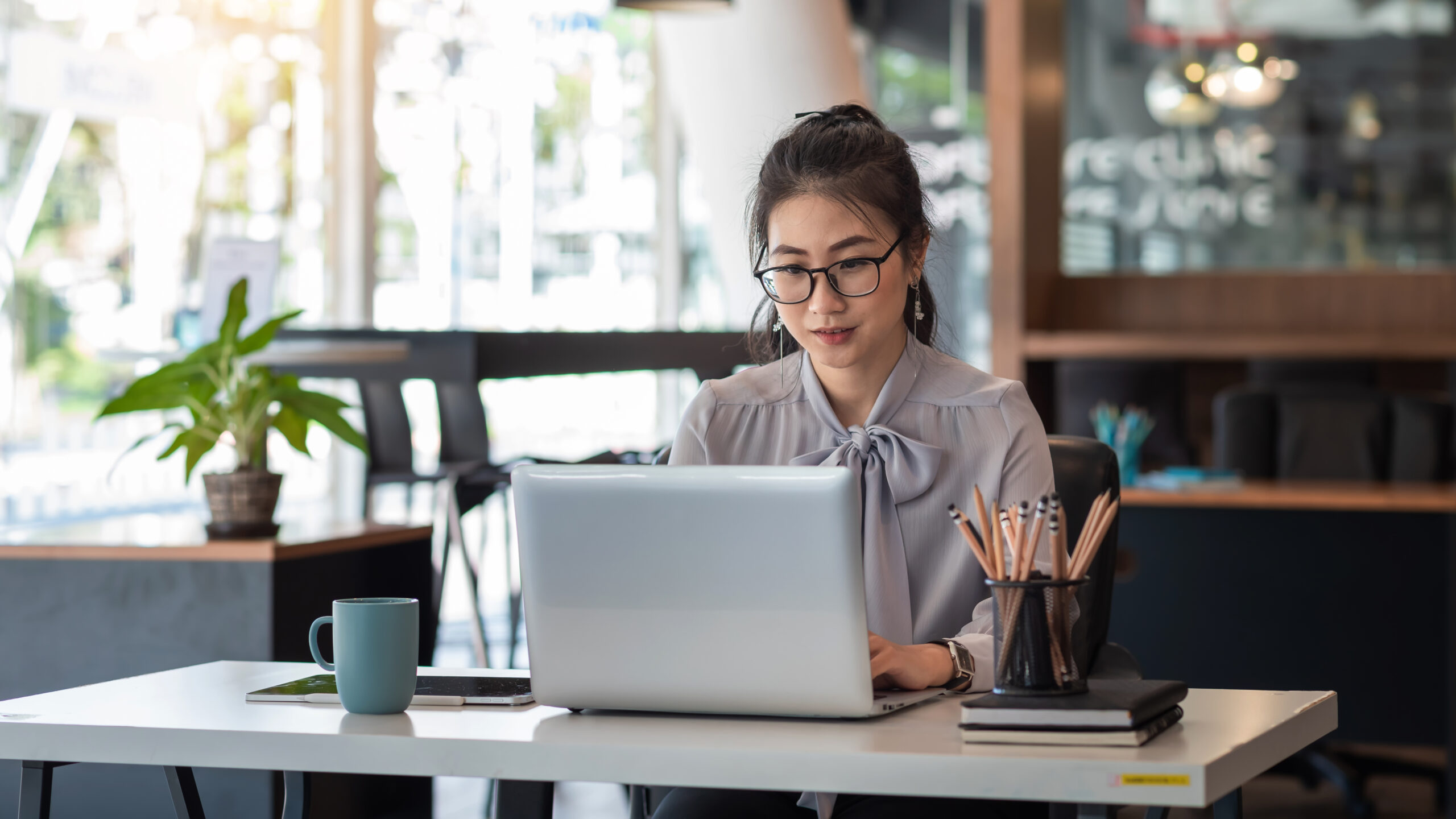 Medewerker werkt op haar laptop