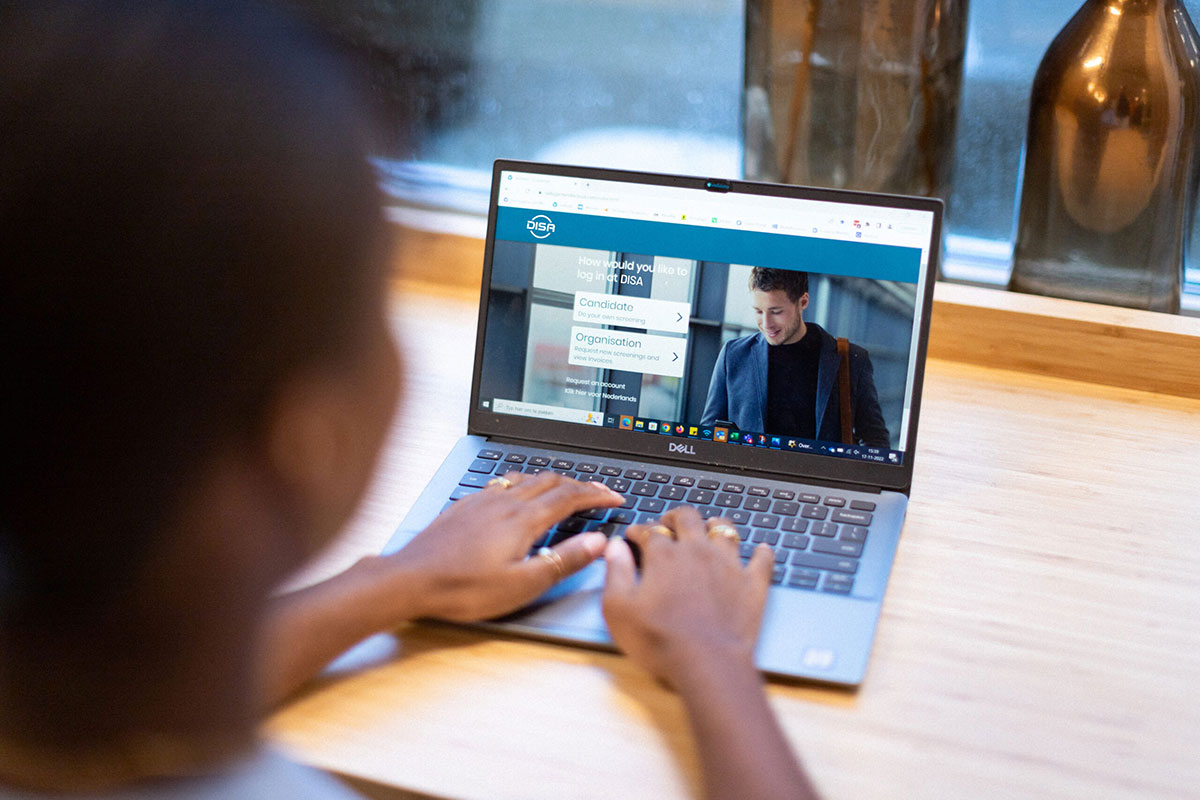 Medarbetare på DISA utför bakgrundskontroll online