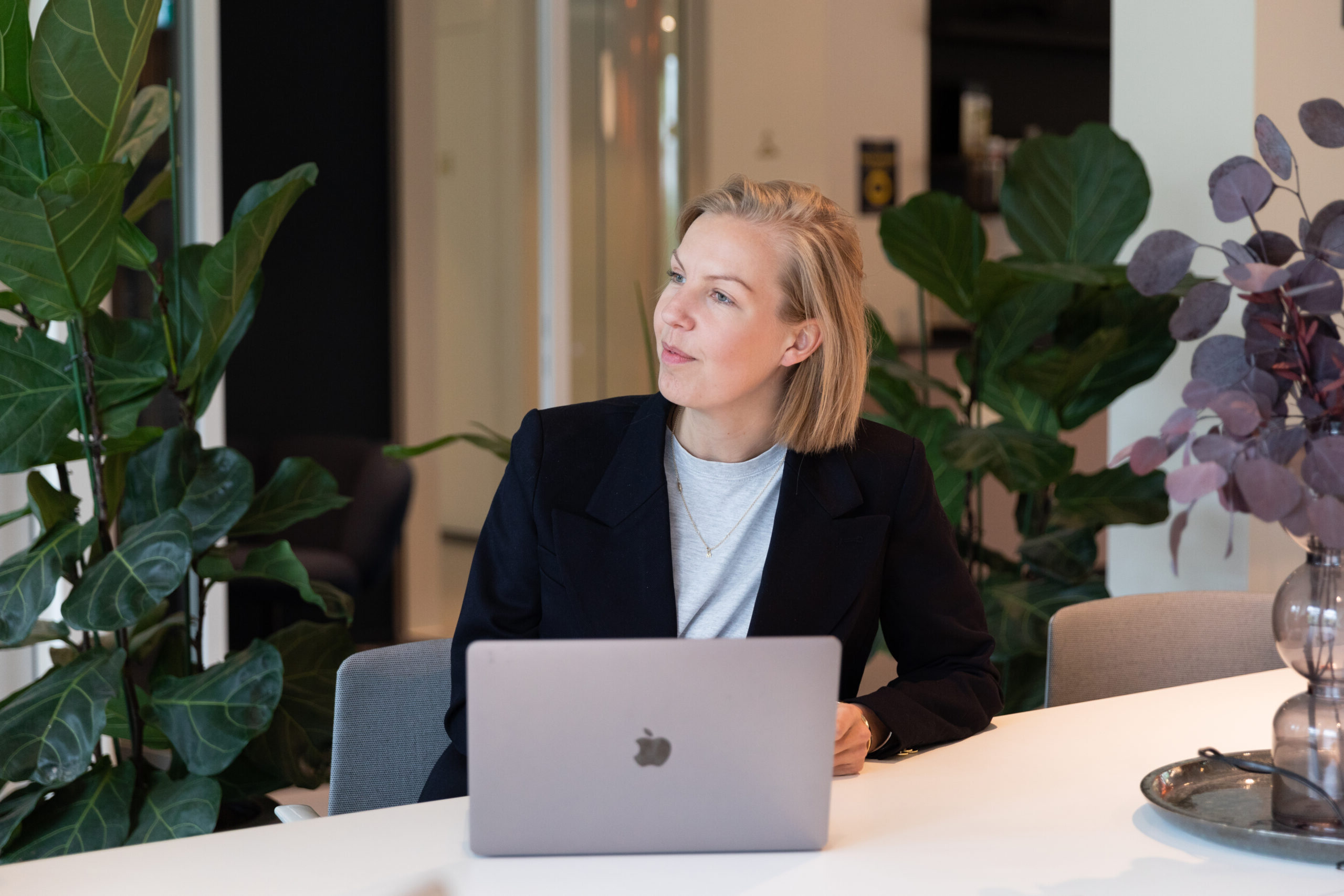 Werknemer achter een laptop