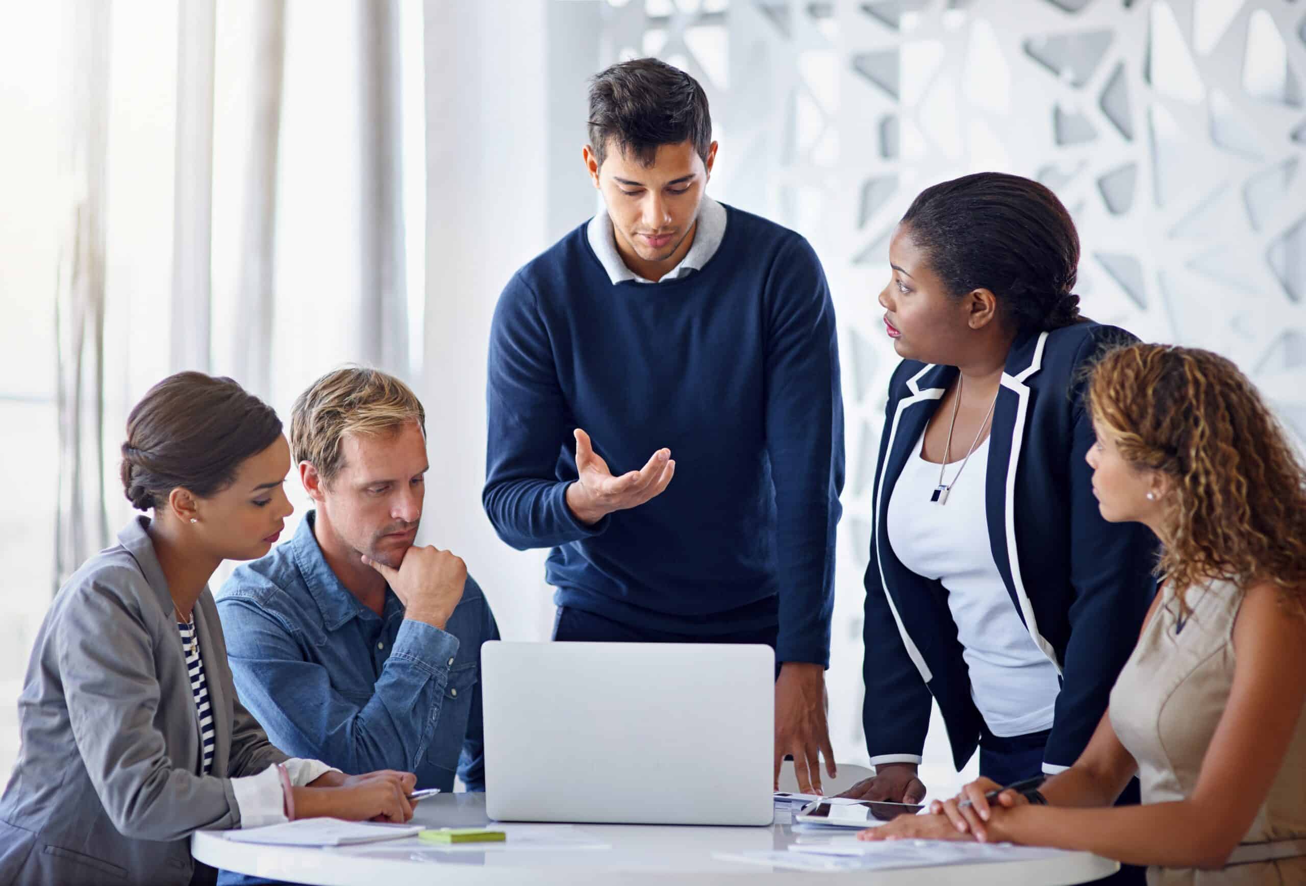 fem personer arbetar i grupp tillsammans