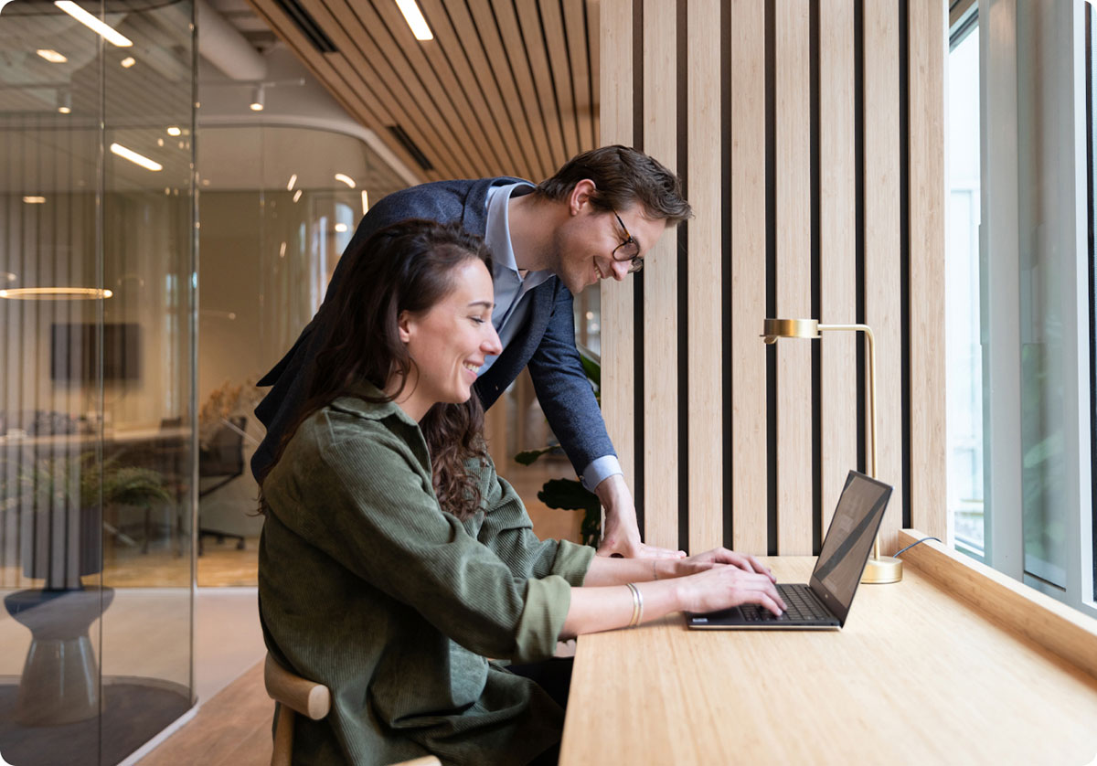 disa medewerkers met laptop