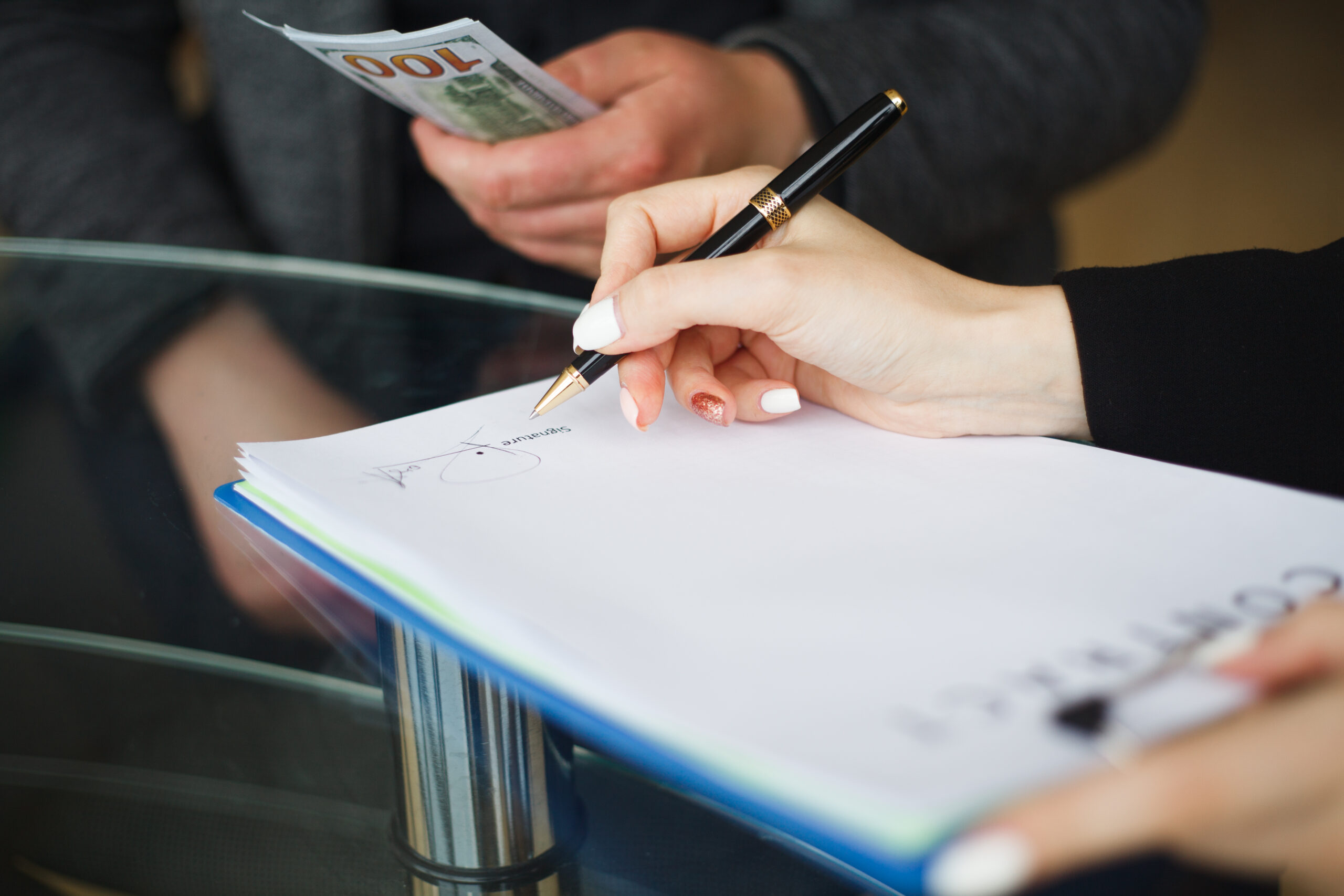 persoon die betaalt voor een handtekening