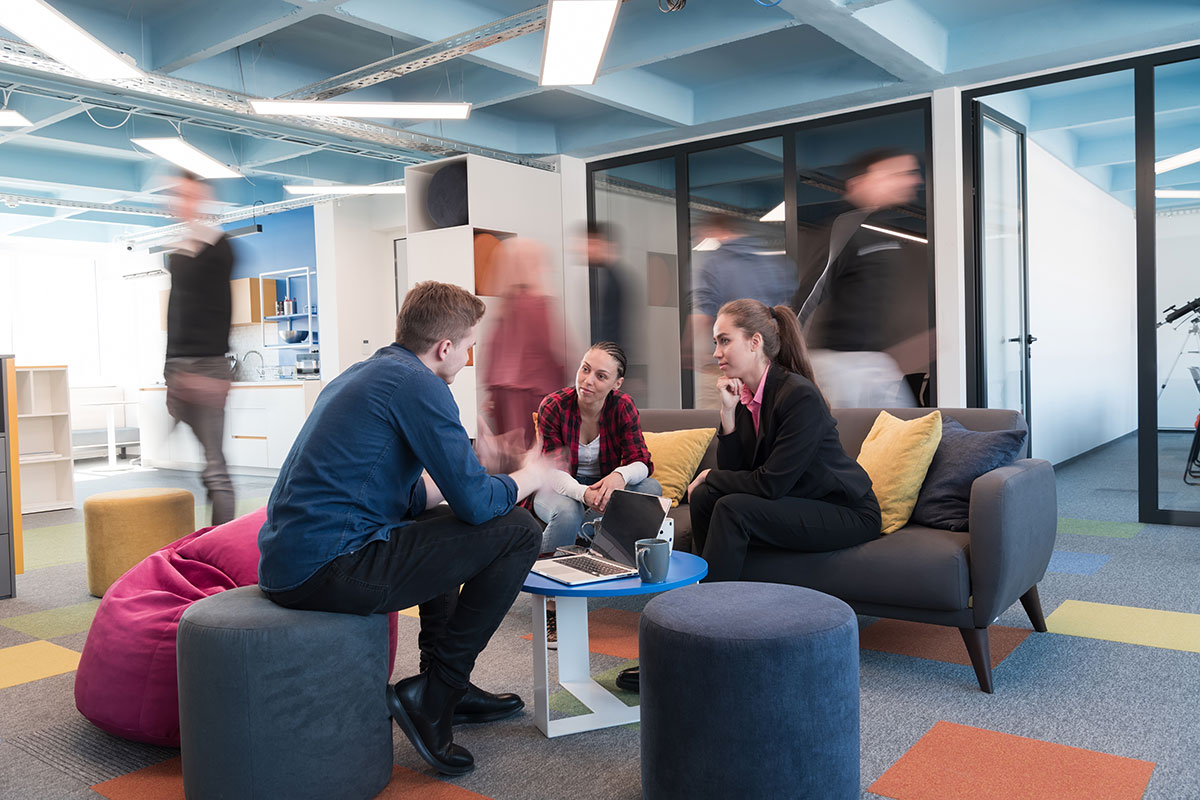 En grupp av medarbetare sitter och diskuterar