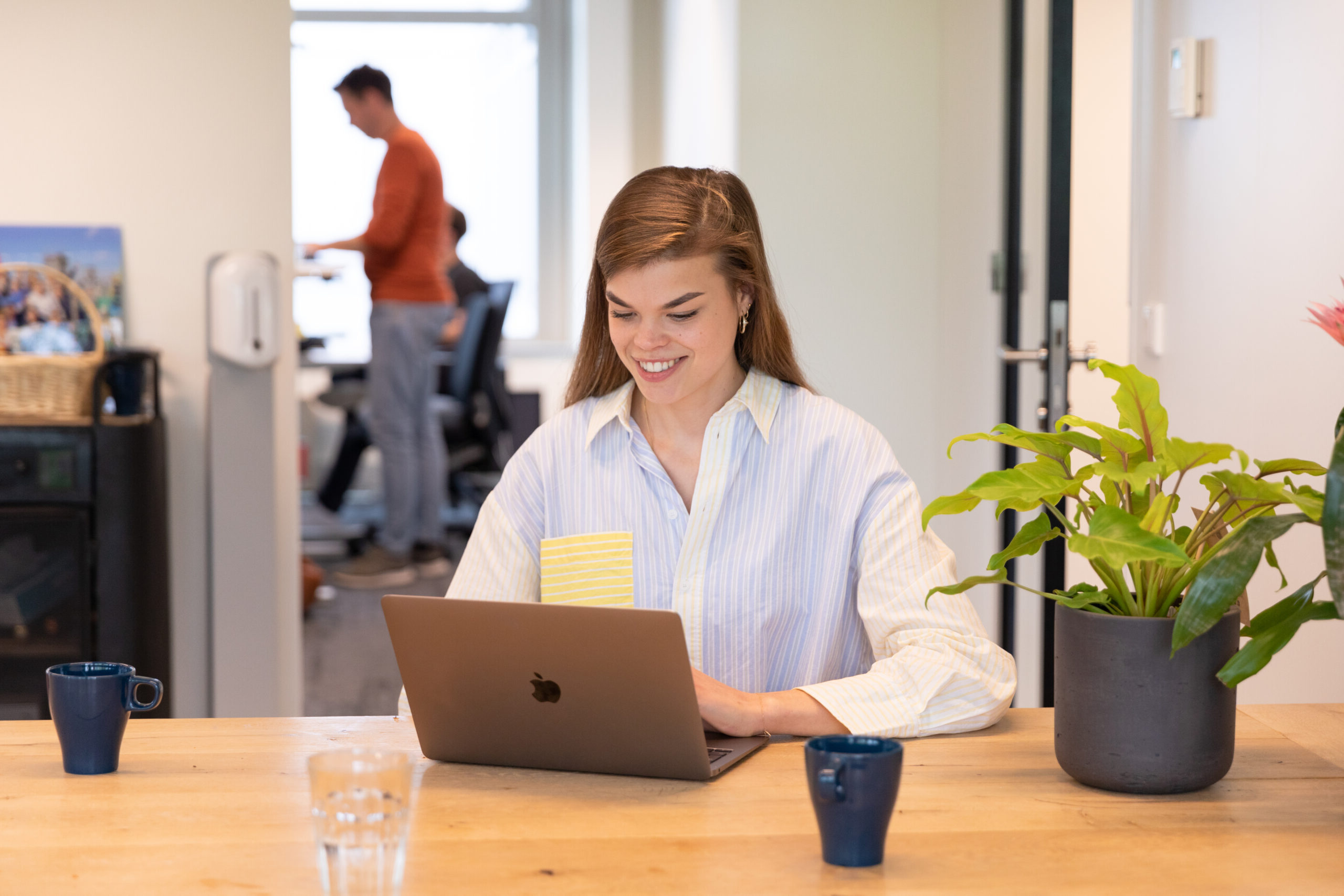 DISA collega checkt referenten op laptop