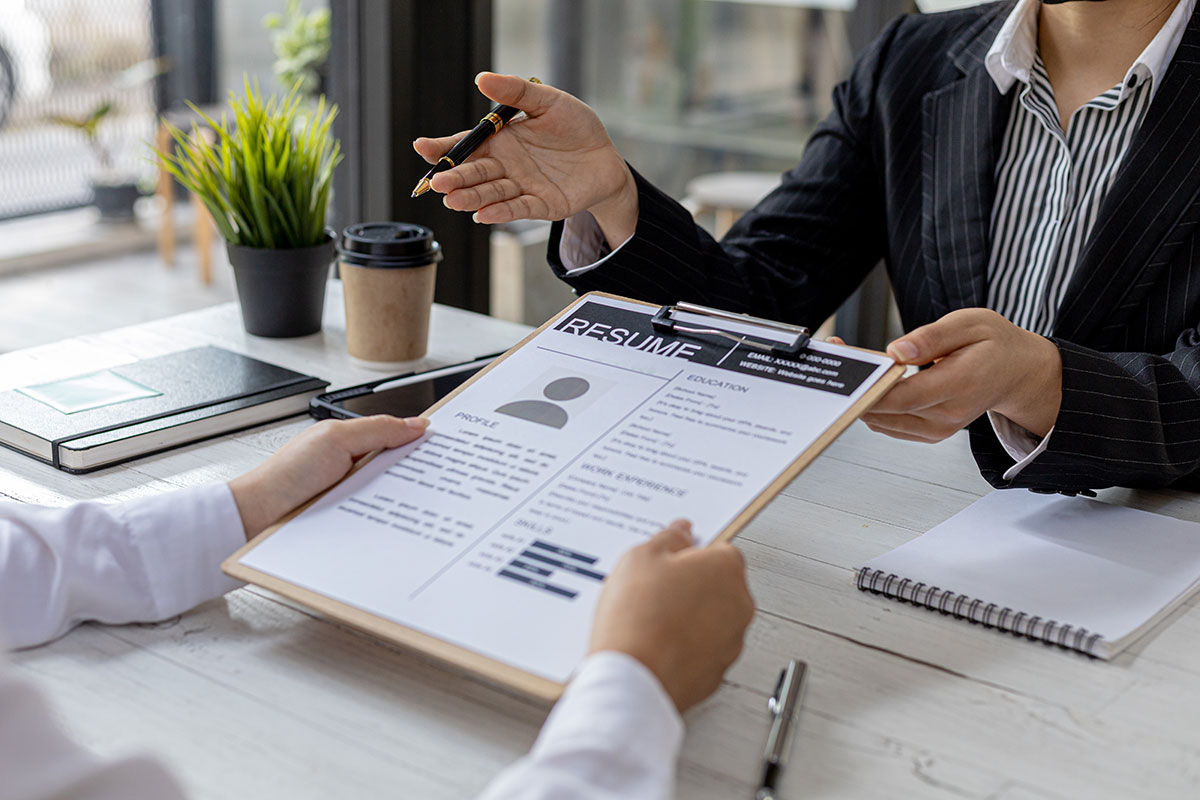 Reviewing the resumes of job applicants, it should contain resume, training history, education, talent, work skills, etc.