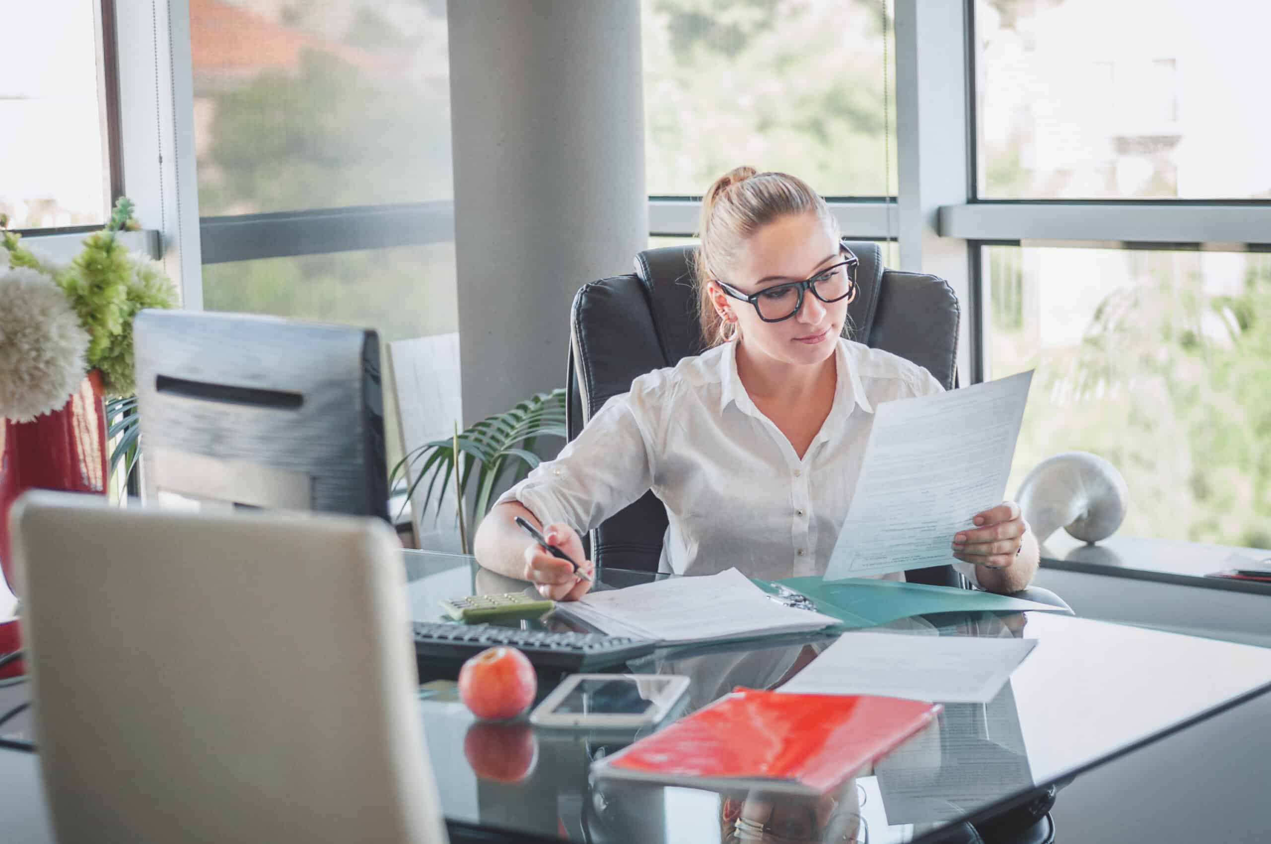 HR-medarbetare genomför en bakgrundskontroll på kontor i Malmö.