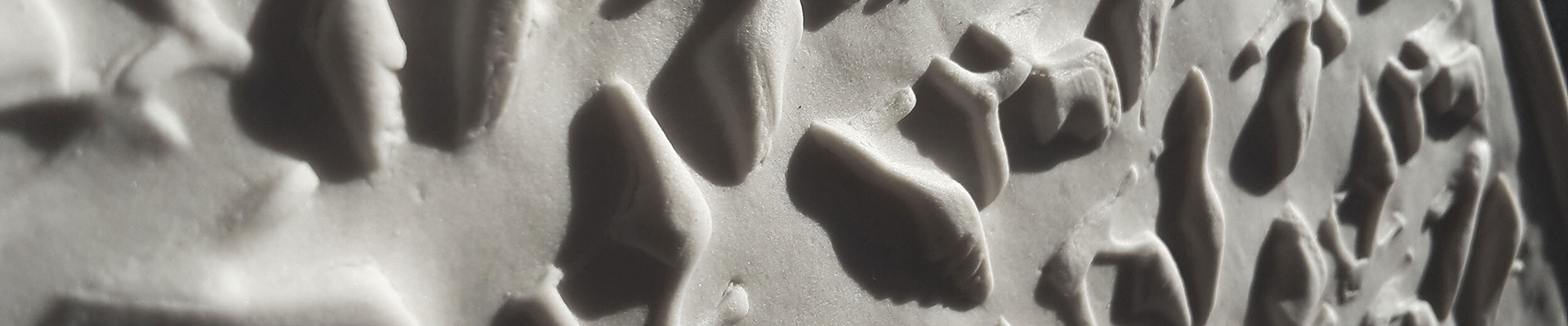 Porcelain piece with shoes imprinted.