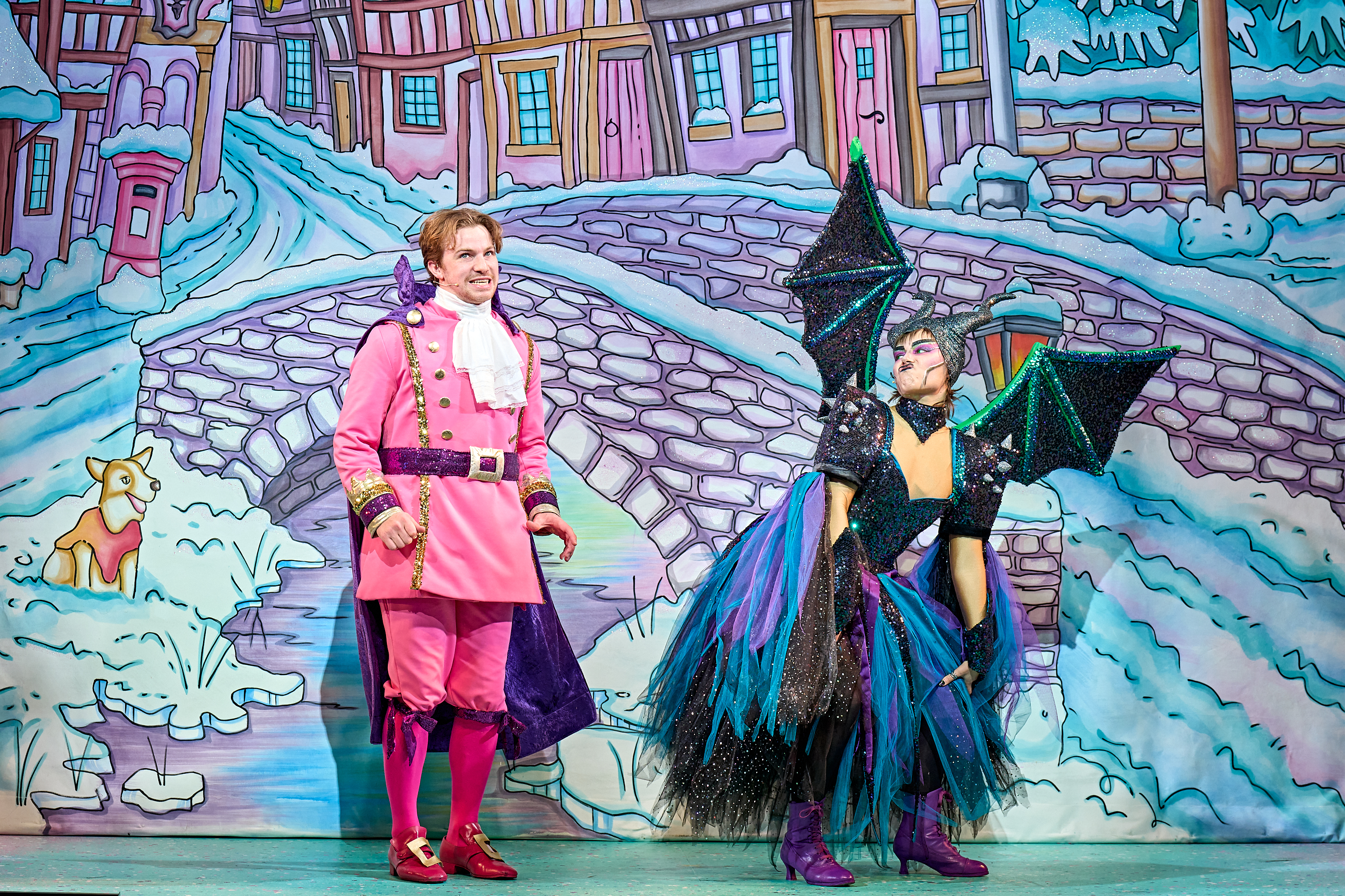 Lara in stage with another character