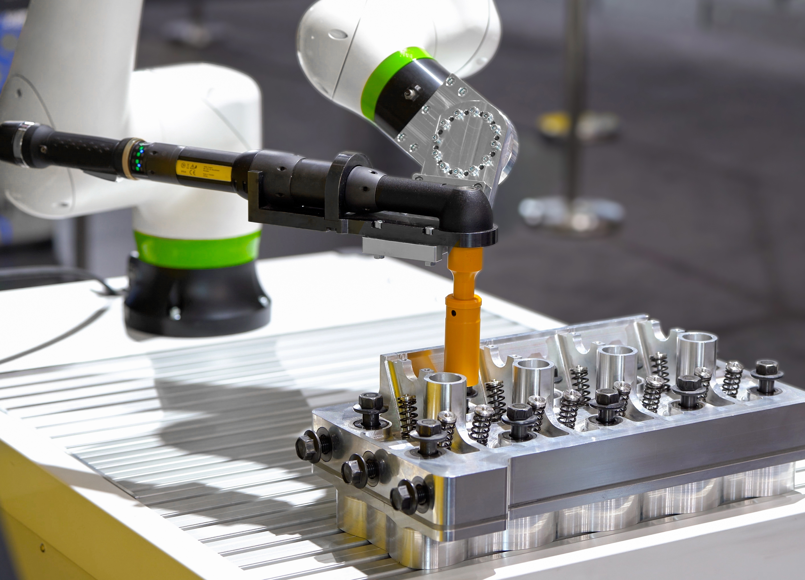 CRX 20i A L Screw Tightening 1