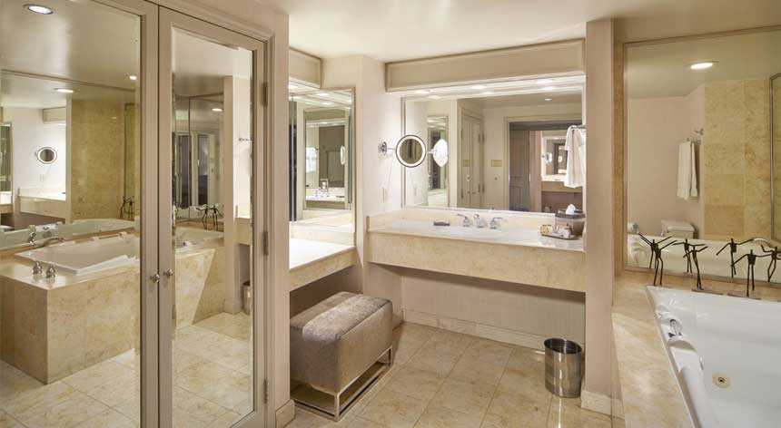 Photograph of Executive Suite Bath Tub Room