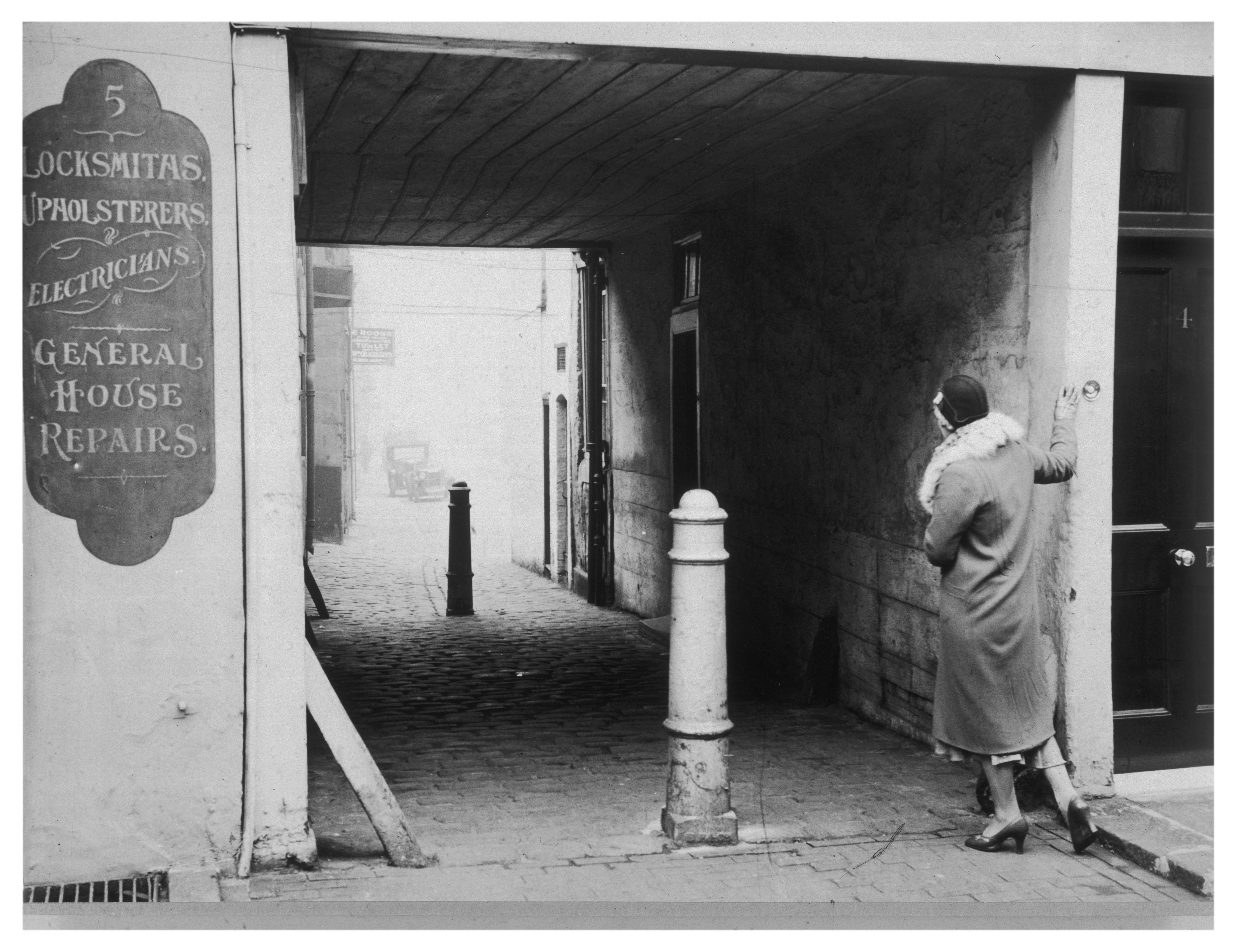 1950s-historical-paved-alleyway-shepherd-market-london-england-uk-located-in-mayfair-off-piccadilly-this-charming-part-of-central-london-with-its-small-square-and-narrow-side-streets-is-known-as-a-village-in-piccadilly-2TDAH4C