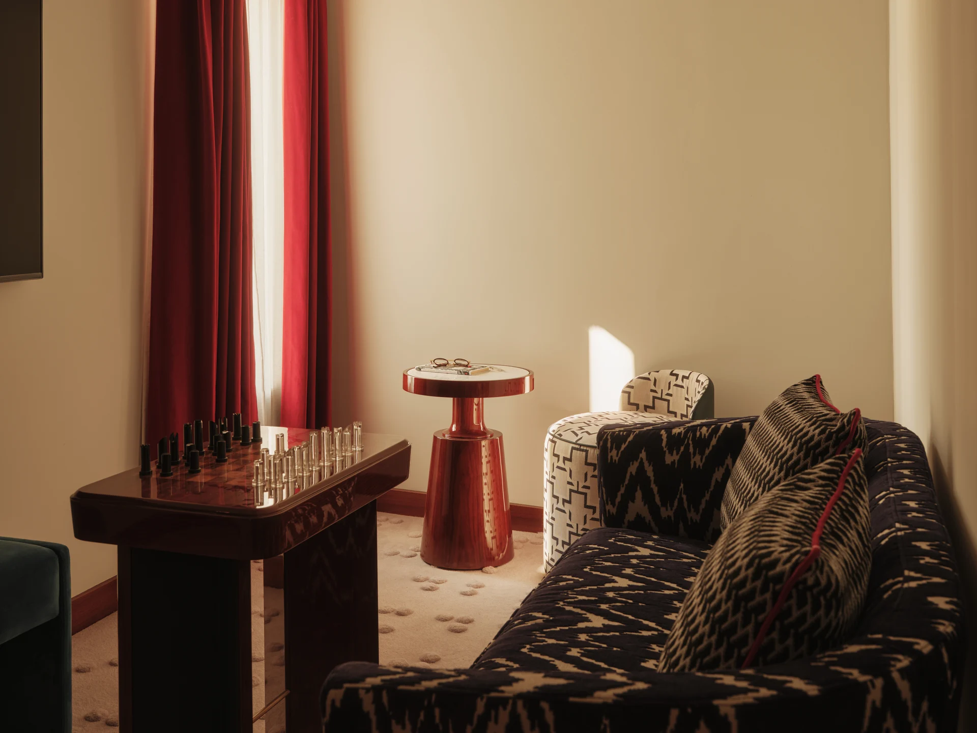 Salon du Shepherd Mayfair avec échiquier dressé et banquette à motif ikat