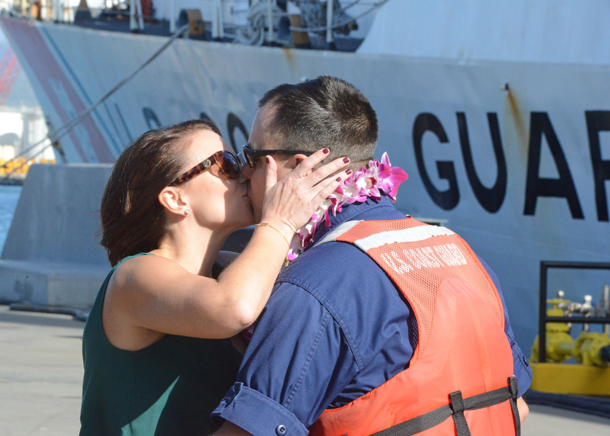 Coast Guard Cutter homecoming kiss 2000x1429