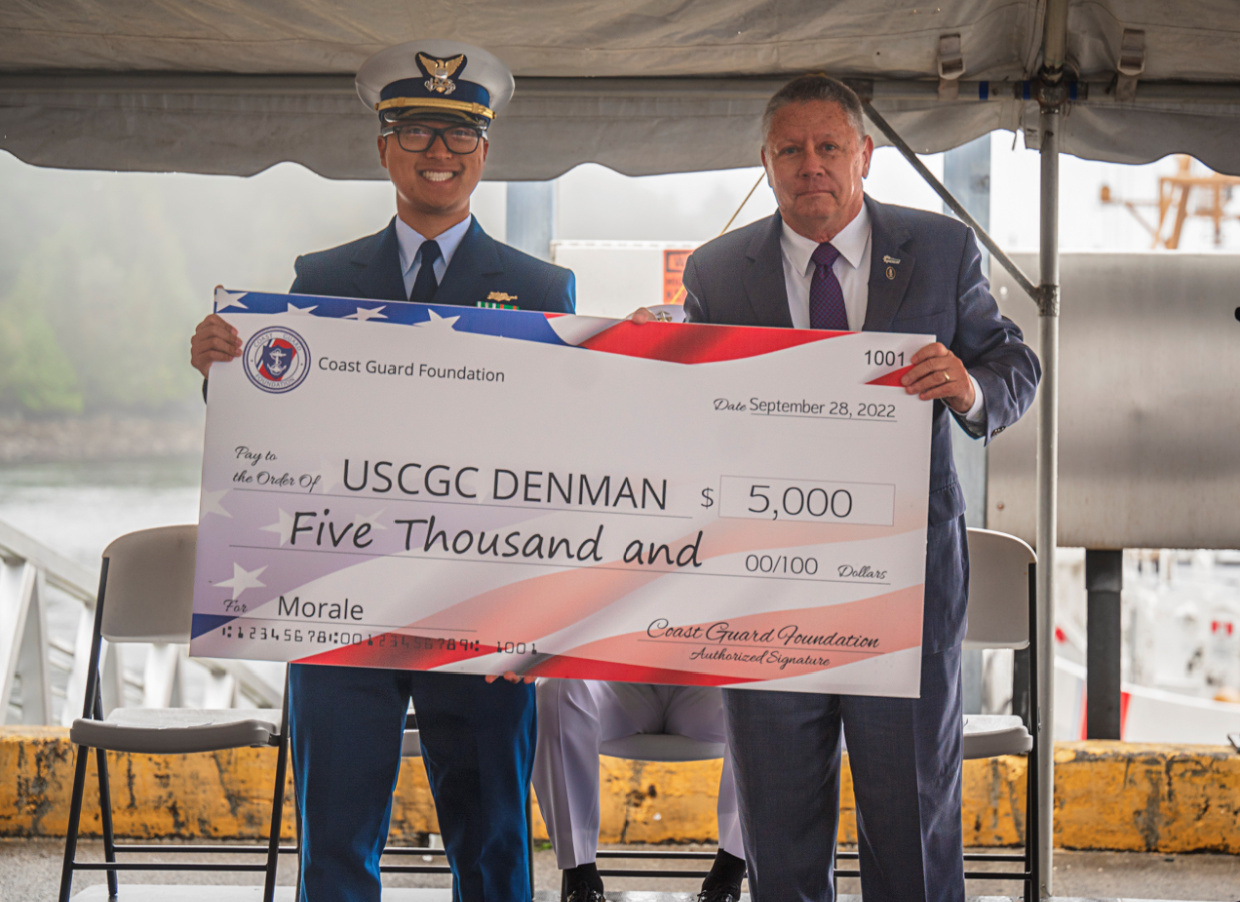 LT. PAUL KANG, COMMANDING OFFICER OF THE
CUTTER DOUGLAS DENMAN, ACCEPTS A GIFT TO
THE CREW’S MORALE FUND FROM COAST GUARD
FOUNDATION BOARD MEMBER MCPOCG SKIP BOWEN,
USCG (RET.), AT THE SHIP’S COMMISSIONING. THE
CUTTER IS HOMEPORTED IN KETCHIKAN, ALASKA.